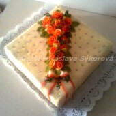 Čtvercový dort sloup s růží
