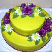 Dvoupatrový dort žlutý s fialovými růžemi