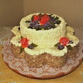 Dvoupatrový dort s fialkami