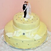 Svatební dort s mašlí - ženich a nevěsta